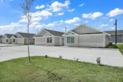 Image de Friendly priced two-bedroom, two-bathroom apartment. Long-term stays accepted