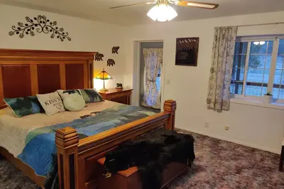 Image de River Ranch Farmhouse, 2 miles from Quinn's Hot Springs!