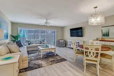 Image de Location! 2 bd/2. 5ba near Mercato/VanderbiltBeach.