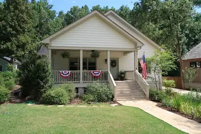 Image de Walkable to Gameday and Five Points