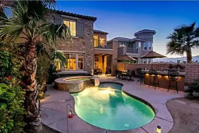 Lake Front Villa - Close to Fantasy Springs!