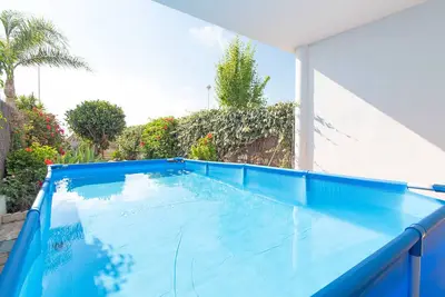 Image de Global Properties: Front line beach townhouse with sea views