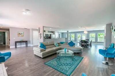 Image de Beautiful tranquility, 1 block from the Indian River with heated pool