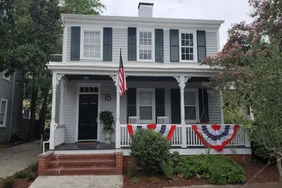 Image de 1860 House In the Heart of Downtown
