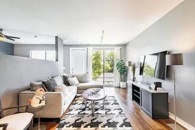 Image de 2 Br • Oak Lawn Condo • Wfh Setups • Gated Parking