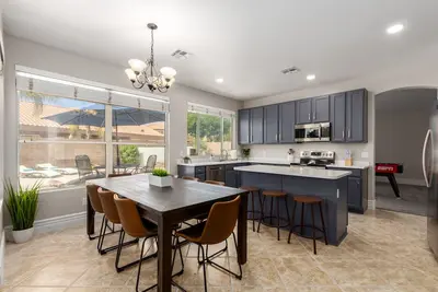 Image de {Spring Specials} sleeps 12, pool, spa, Bbq, putting green