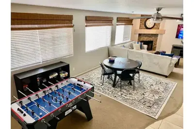 Image de Large Home + Hot Tub + Game Room + Pool!