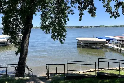 Image de Prime location East Lake Okoboji with boat hoist
