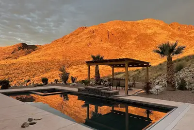 Image de 60-acre custom home with breathtaking views of city of Las Cruces & Organs!