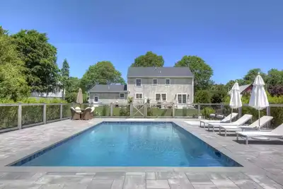 Image de 3 minutes to beach, 10 minutes to Downtown Newport, heated pool and central air