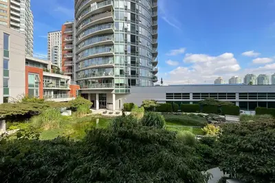 Image de Central 3br Suite w/ Pond View & Luxe Amenities