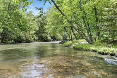 Image de Deals! Riverfront | Island | HotTub | Ev | Firepit