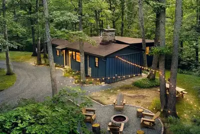 Image de Whispering Woods ~ Deck Theatre ~ HotTub ~ Renovated Gem ~ 5 mins Walk to River