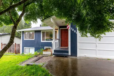Dog-friendly home with a yard, washer/dryer, partial Ac - near attractions