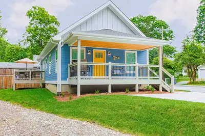 Image de All-new cottage with deck, grill, & washer/dryer - near downtown & Rail Trail