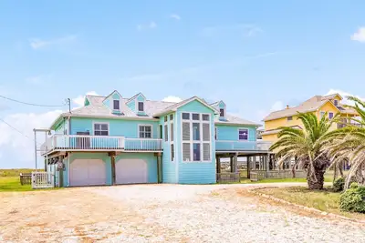 Image de Gulf-view gem with private beach access, deck, patio, fenced yard, Ac, & W/D