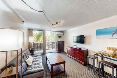 Image de Central resort condo with pool, balcony, & grills - walk to beach & attractions