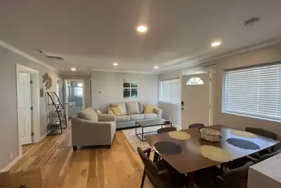 Image de Bright 3 bedroom, 2 bath home; game room w/ arcade machines - basketball machine