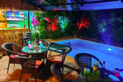Image de Deluxe Villa, 4 Bedrooms, Private Pool, Garden View, 10 Mins Lk Metro