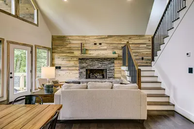 Image de Newly built dog-friendly riverfront home with grill, river views, foosball table