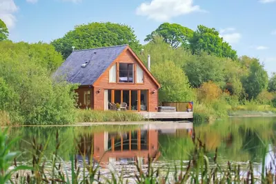 Image de Stunning lodge built over the edge of the lake.