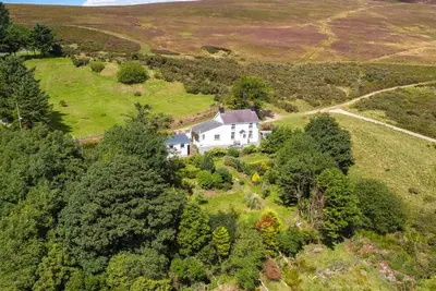 Image de 5* Cottage. Stunning mountain & sea views. Large games room