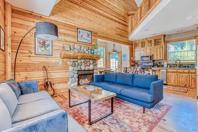 Image de Dog-friendly home with pool & tennis access, fenced yard, deck & grill