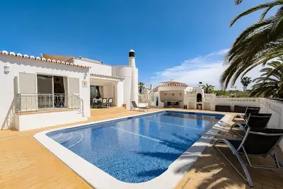 Image de Villa avec 3 chambres, piscine privée chauffée et jacuzzi, à proximité du golf