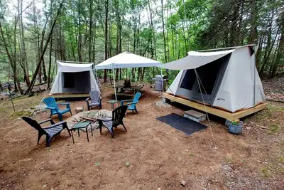 Image de Campers Paradise, cozy tents, hot tub, free Ev charger. Pet friendly