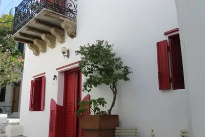 Image de Skyrian mansion. Εverything’s so close. Dive into History, dive into Aegean blue