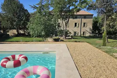 Image de Family mansion with large swimming pool and air-conditionned bedrooms