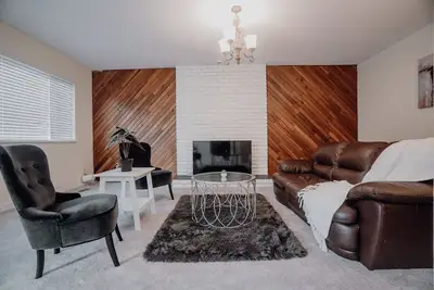 Image de Cozy & Spacious House in heart of City- 5 mins to Downtown & Skytrain