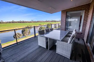 Image de Elevated views of the Mitchell River and Clifton Creek