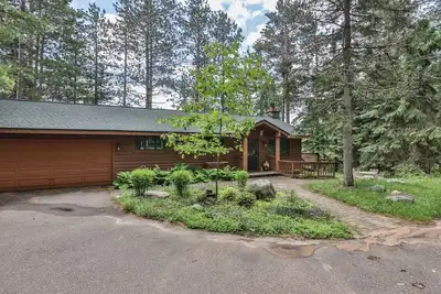 Image de Quaint cabin on the shores of Plum Lake.