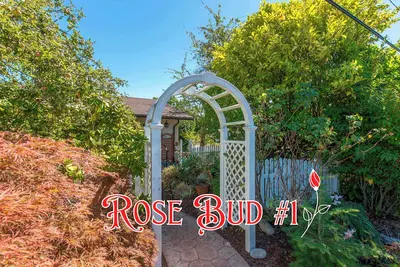 Image de Rose Bud #1 Bedroom Suite in the Heart of the City