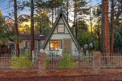 Image de A-Frame / Fireplace / Lakes / Fenced / 2 Br 1 Ba