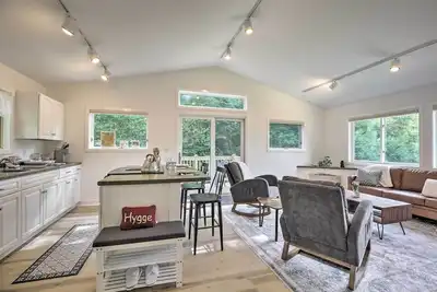 Image de Airy & Bright Hideaway Near Smugglers' Notch!