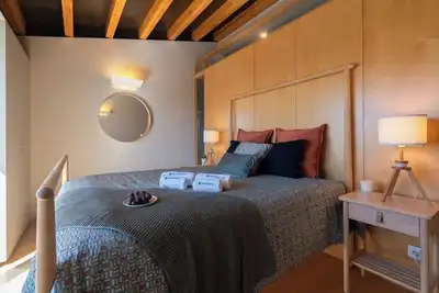 Image de Azulejo Riverside House & Balcony by HostWise