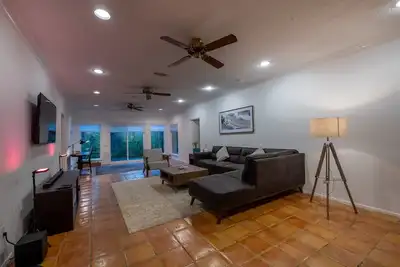 Image de Contemporary family gateaway 3 Br  with backyard
