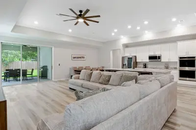 Image de Spacious 5-Bedroom Oasis - Great for Group Stays!