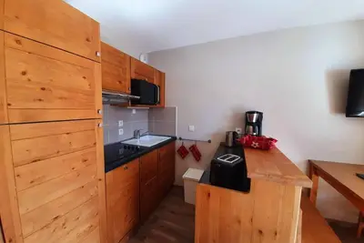 Image de 200m des commerces, 4ème étage, piscine, balcon, parking, télévision, casier à ski, 32m², Vars