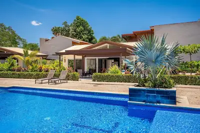Image de Ground-floor condo with Ac, pool views, on-site outdoor pool and plunge pool