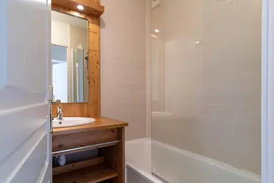 Image de 150m du centre station, 5ème étage, vue station, piscine, sauna, balcon, casier à ski, 33m²