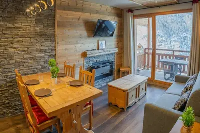 Image de 150m du centre station, 7ème étage, vue terrasse, piscine, sauna, terrasse, balcon, casier à ski