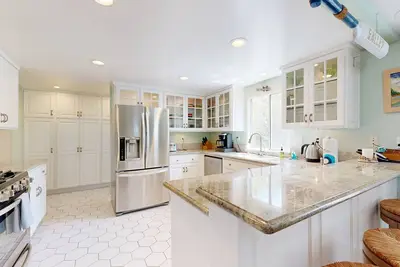 Image de Expansive Ocean-View Beach Home w\/ Rooftop Deck - Walk Everywhere