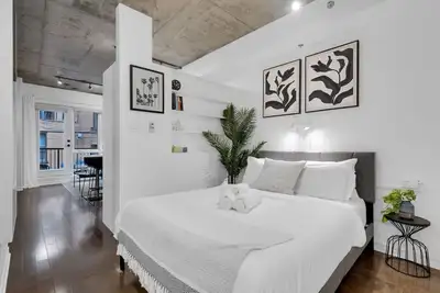 Image de Dreaming at the Base of the Mountain W/Parking