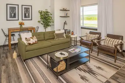 Image de Brand New Townhome - 10 Minutes from Downtown