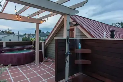 Image de Coastal Modern Terrace Apartment & Rooftop Hot Tub - Near Forsyth