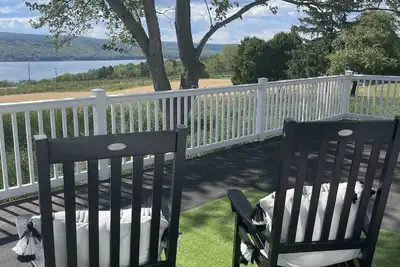 Image de Finger Lakes Farmhouse- stunning lake views on wine trail-10 min to Watkins Glen