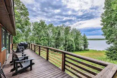 Image de Dog-friendly lakefront home with boat access, deck, fireplace, gas grill, kayaks